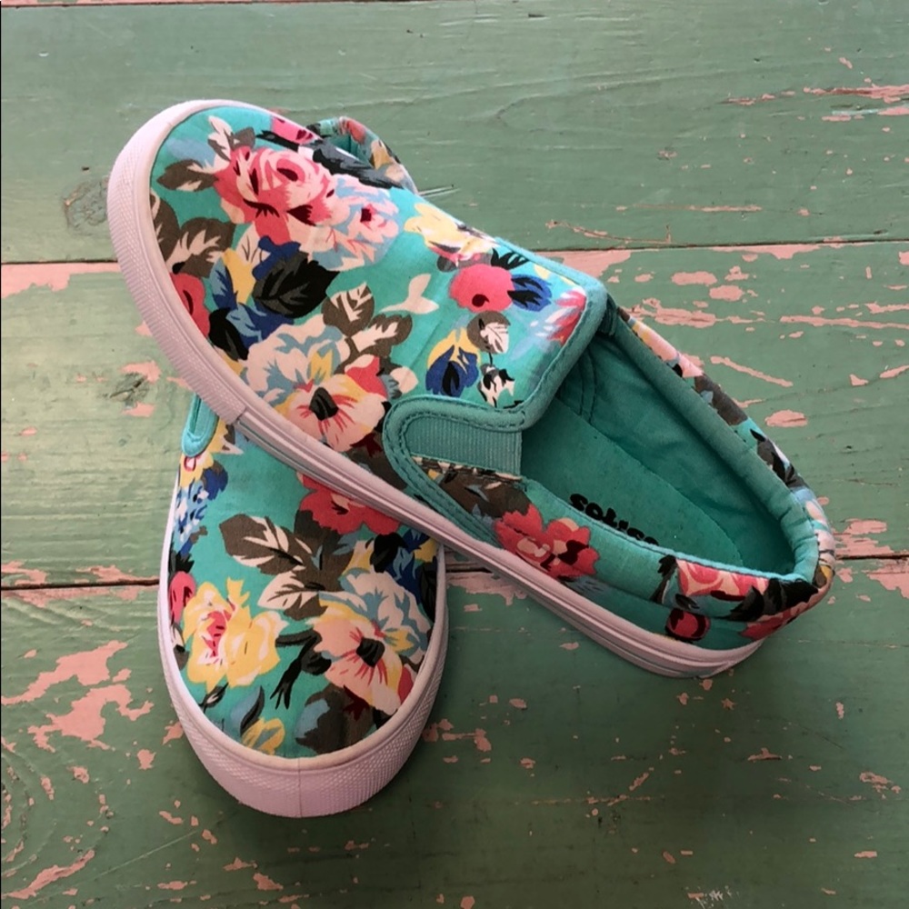NEW WOMENS TURQUOISE FLORAL SLIP ON SIZE 6